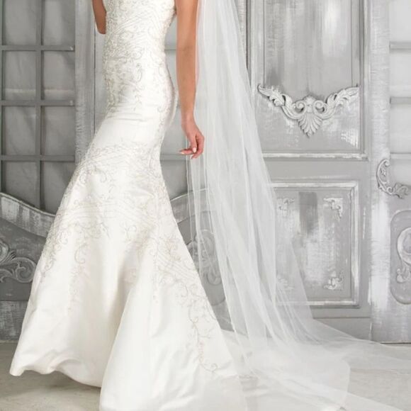 David’s Bridal • Raw hem chapel length white veil - Picture 4 of 8